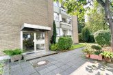 Helle, frisch renovierte 2,5-Zimmer-Wohnung mit Balkon und Garage in Frechen-Königsdorf - Hauseingang