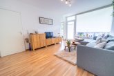 Helle, frisch renovierte 2,5-Zimmer-Wohnung mit Balkon und Garage in Frechen-Königsdorf - Wohnzimmer