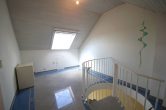 Videobesichtigung: Attraktive 2,5-Zimmer-Maisonettewohnung in Rheinnähe - Treppenaufgang