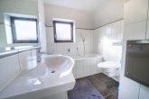 Großzügige 4-Zimmer-Maisonettewohnung mit Garten & Terrasse auf Erbpacht in Frechen - Badezimmer 1. OG