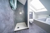 Großzügige 4-Zimmer-Maisonettewohnung mit Garten & Terrasse auf Erbpacht in Frechen - Badezimmer DG