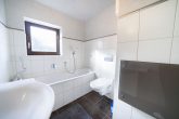 Großzügige 4-Zimmer-Maisonettewohnung mit Garten & Terrasse auf Erbpacht in Frechen - Badezimmer 1. OG