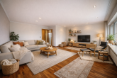 Raumwunder mit Potenzial! 140 m² Wohnfläche mit Garten und Garage in Frechen-Bachem - KI Einrichtungsbeispiel - Wohnzimmer