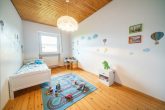 Raumwunder mit Potenzial! 140 m² Wohnfläche mit Garten und Garage in Frechen-Bachem - KI Einrichtungsbeispiel - Kinderzimmer 2
