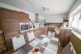 Viel Platz: Solides Einfamilienhaus mit Doppelgarage in familienfreundlicher Wohnlage! - Küche mit Essbereich