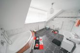 Viel Platz: Solides Einfamilienhaus mit Doppelgarage in familienfreundlicher Wohnlage! - Wannen- und Duschbad