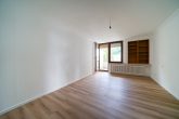 **Renovierte & bezugsfreie 2 Zimmer-Wohnung mit Loggia und Stellplatz zentral in Bonn** - Wohnbereich