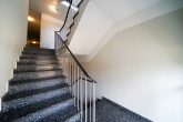 **Renovierte & bezugsfreie 2 Zimmer-Wohnung mit Loggia und Stellplatz zentral in Bonn** - Treppenhaus