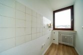 **Renovierte & bezugsfreie 2 Zimmer-Wohnung mit Loggia und Stellplatz zentral in Bonn** - Küche