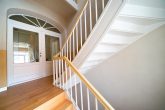 Altbau-Eleganz: Vielseitig nutzbar & modernisiert - Stadtvilla in Bestlage von Bergisch-Neukirchen! - Treppenhaus im OG