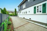 Altbau-Eleganz: Vielseitig nutzbar & modernisiert - Stadtvilla in Bestlage von Bergisch-Neukirchen! - 20 Meter Einfahrt