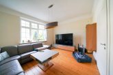 Altbau-Eleganz: Vielseitig nutzbar & modernisiert - Stadtvilla in Bestlage von Bergisch-Neukirchen! - Wohnzimmer im EG