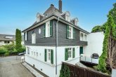 Altbau-Eleganz: Vielseitig nutzbar & modernisiert - Stadtvilla in Bestlage von Bergisch-Neukirchen! - seitliche Rückansicht