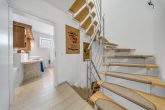 *Familienidylle in TOP-Lage* Modernes EFH bietet Komfort, viel Platz & ruhiges, naturnahes Wohnen! - Treppenhaus OG