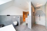 Neuwertiges EFH in Massivbauweise mit großem Garten, Terrasse & Traumküche - Energieklasse A+ - Wannen- und Duschbad OG