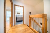 Neuwertiges EFH in Massivbauweise mit großem Garten, Terrasse & Traumküche - Energieklasse A+ - Flur OG