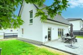 Neuwertiges EFH in Massivbauweise mit großem Garten, Terrasse & Traumküche - Energieklasse A+ - Hausansicht