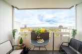 **Schönes Wohnen: Liebevoll kernsanierte 3 Zimmer-ETW bietet höchsten Wohnkomfort & Panoramablick** - Fernblick von der Loggia