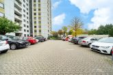 **Schönes Wohnen: Liebevoll kernsanierte 3 Zimmer-ETW bietet höchsten Wohnkomfort & Panoramablick** - Gemeinschaftsparkplatz