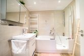 **Schönes Wohnen: Liebevoll kernsanierte 3 Zimmer-ETW bietet höchsten Wohnkomfort & Panoramablick** - Badezimmer