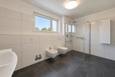 Moderne Penthousewohnung mit Dachterrasse, Tiefgarage und Effizienzklasse A+ in Leichlingen - Duschbad