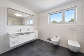Moderne Penthousewohnung mit Dachterrasse, Tiefgarage und Effizienzklasse A+ in Leichlingen - Duschbad