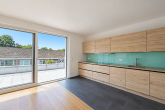 Moderne Penthousewohnung mit Dachterrasse, Tiefgarage und Effizienzklasse A+ in Leichlingen - Wohnküche mit Zugang zu Dachterrasse
