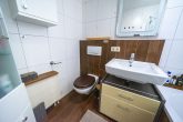 Elegante Maisonettewohnung mit 3-Zimmer-Potenzial, Südostbalkon und Stellplatz in Grevenbroich - Duschbad