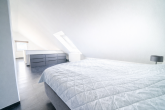 Elegante Maisonettewohnung mit 3-Zimmer-Potenzial, Südostbalkon und Stellplatz in Grevenbroich - Schlafzimmer