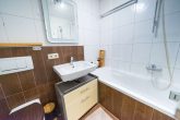 Elegante Maisonettewohnung mit 3-Zimmer-Potenzial, Südostbalkon und Stellplatz in Grevenbroich - Duschbad
