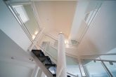 *WOHNTRAUM* Hochwertiges Architektenhaus mit ELW, Garage, Pool, großer Terrasse & Wellness-Spa! - Treppe-Impression