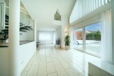 *WOHNTRAUM* Hochwertiges Architektenhaus mit ELW, Garage, Pool, großer Terrasse & Wellness-Spa! - Wohnbereich
