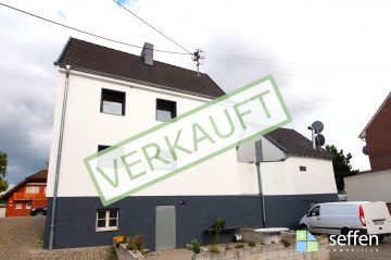 7 % Rendite möglich: Modernisiertes Dreifamilienhaus + Gewerbeeinheit + großer Parkplatz!, 53859 Niederkassel, Mehrfamilienhaus