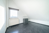 Charmante Maisonettewohnung mit 3-Zimmer-Potenzial, Südostbalkon und Stellplatz in Grevenbroich - Schlafzimmer