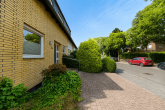 Einfamilienhaus (DHH) mit viel Potenzial und Traumgarten in familienfreundlicher Lage von Königsdorf - Seitenansicht mit Umgebung
