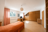 Einfamilienhaus (DHH) mit viel Potenzial und Traumgarten in familienfreundlicher Lage von Königsdorf - Schlafzimmer (3)
