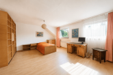 Einfamilienhaus (DHH) mit viel Potenzial und Traumgarten in familienfreundlicher Lage von Königsdorf - Schlafzimmer