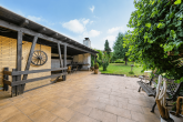 Einfamilienhaus (DHH) mit viel Potenzial und Traumgarten in familienfreundlicher Lage von Königsdorf - Terrasse, Überdachung mit Kamin