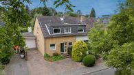 Einfamilienhaus (DHH) mit viel Potenzial und Traumgarten in familienfreundlicher Lage von Königsdorf - Drohnenaufnahme