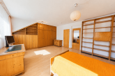 Einfamilienhaus (DHH) mit viel Potenzial und Traumgarten in familienfreundlicher Lage von Königsdorf - Schlafzimmer (2)