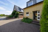 Einfamilienhaus (DHH) mit viel Potenzial und Traumgarten in familienfreundlicher Lage von Königsdorf - Außenansicht mit Auffahrt