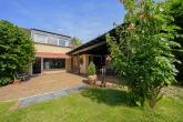 Einfamilienhaus (DHH) mit viel Potenzial und Traumgarten in familienfreundlicher Lage von Königsdorf - Rückansicht