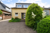 Einfamilienhaus (DHH) mit viel Potenzial und Traumgarten in familienfreundlicher Lage von Königsdorf - Frontansicht