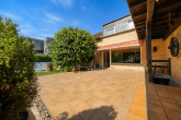 Einfamilienhaus (DHH) mit viel Potenzial und Traumgarten in familienfreundlicher Lage von Königsdorf - Terrasse