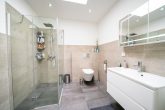 Bungalow mit 130 m² Wohnfläche + 40 m² wohnlicher Nutzfläche und Süd-Garten in Bergheim-Kenten - Tageslicht Badezimmer