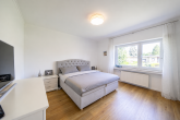 Bungalow mit 130 m² Wohnfläche + 40 m² wohnlicher Nutzfläche und Süd-Garten in Bergheim-Kenten - Schlafzimmer