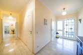 Bungalow mit 130 m² Wohnfläche + 40 m² wohnlicher Nutzfläche und Süd-Garten in Bergheim-Kenten - Eingangsbereich