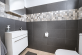 Bungalow mit 130 m² Wohnfläche + 40 m² wohnlicher Nutzfläche und Süd-Garten in Bergheim-Kenten - Gäste-WC