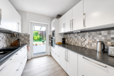 Bungalow mit 130 m² Wohnfläche + 40 m² wohnlicher Nutzfläche und Süd-Garten in Bergheim-Kenten - Küche