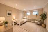 Bungalow mit 130 m² Wohnfläche + 40 m² wohnlicher Nutzfläche und Süd-Garten in Bergheim-Kenten - Gäste-Zimmer Untergeschoss